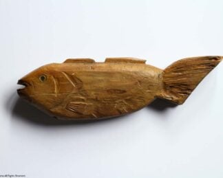素朴な木彫りの魚 (590"L) - Image 2