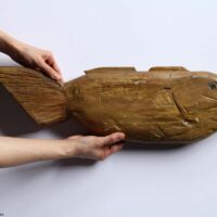 素朴な木彫りの魚 (590"L)