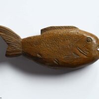 素朴な木彫りの魚 (420"L)