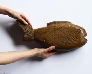 素朴な木彫りの魚 (420